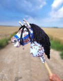 Hobby Horse Mały koń na kiju Premium - tarantowaty biało-brązowy z czarną grzywą A4